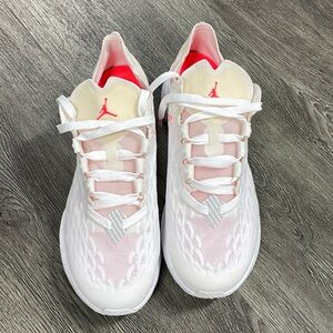 Jordan Mens Turner Ultimate white and orange sneakers